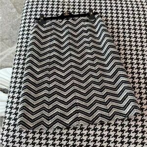 🚩steal CHANEL Black and White Zigzag A-Line Skirt